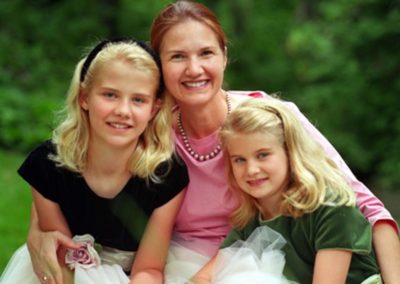 young elizabeth with mom and sister